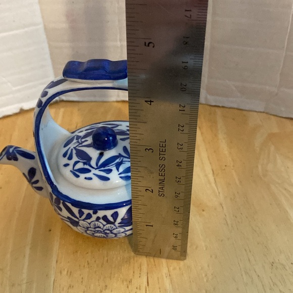 Bombay vintage small decorative covered tea pot. Blue and white. About 4 in tall - Picture 3 of 6